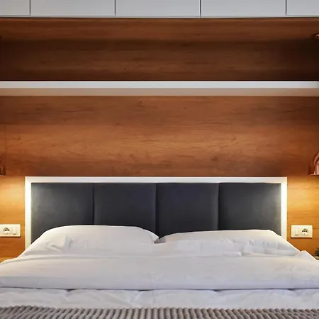 Vibrant * טיראנה